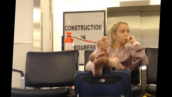 Cams4free.net – Voyeur teen feet waiting at airport