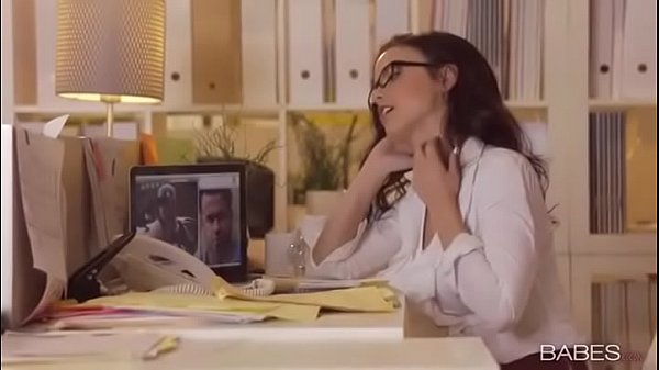 Secretaria coge en la oficina