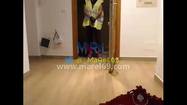 MaReL69 – recibo al repartidor de pizza desnuda,Y llega una chica, me la follo por culo y por todos lados.