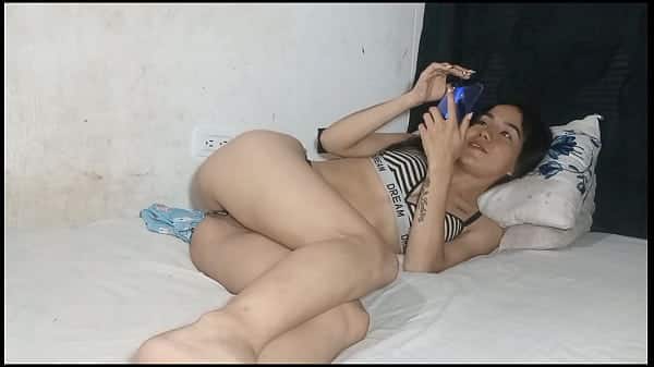 ENCUENTRO A MI HERMANASTRA EN MI CAMA SEMIDESNUDA, tocándose su vagina – PORNO CASERO EN ESPANOL – me encanta follarme a mi hermanastro